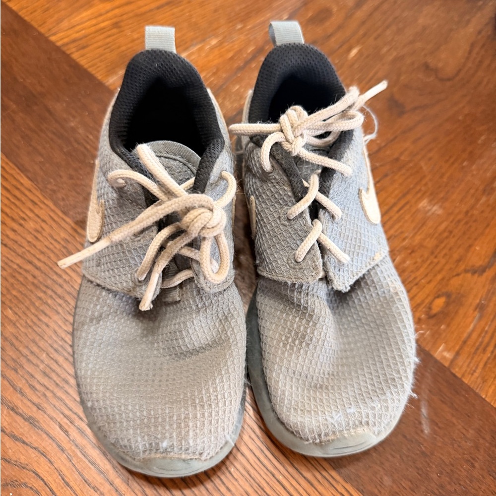 Nike Kids Light Gray Sneakers